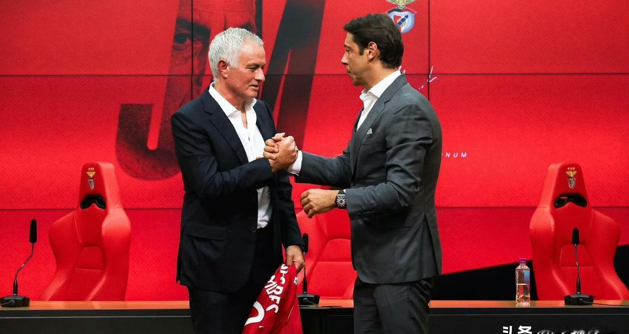 欧洲99%的不败球队，败给了同一件事：冬歇期前的最后一场球。
但有两支队伍，把2