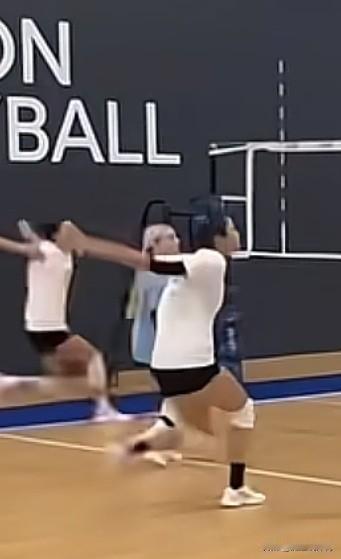 龚翔宇在美国打“后三”的动作与姚迪在东京奥运会前的代言海报动作高度重叠。东京奥运