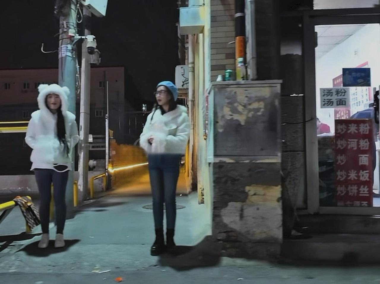 转瞬即逝，
右边蓝帽子的女孩看起来身材更好一些。