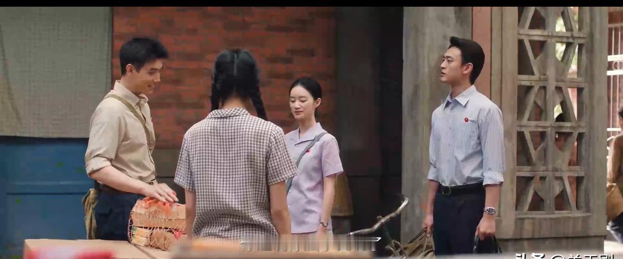 他为了留住妻子，用一场精心设计的病。
你看他顺势把姐姐给的钱转手塞到媳妇手里，那