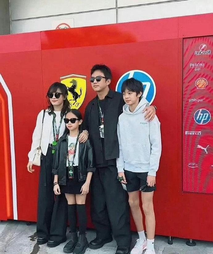 邓超孙俪 从不婚主义到幸福主义，邓超孙俪一家四口同框，天呐，把女儿像爸爸和儿子像