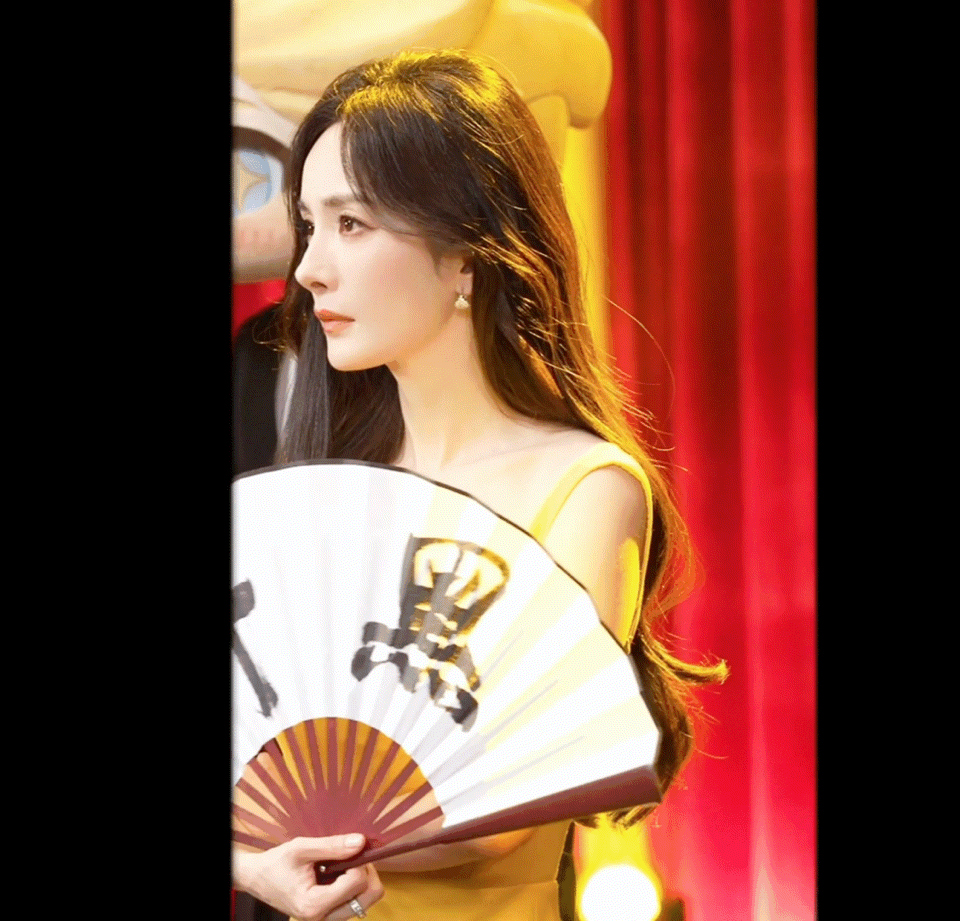 杨幂主持kpl演技大赏  夏天快到啦，杨幂可以多穿一些鲜艳的颜色超靓！“是谁的小