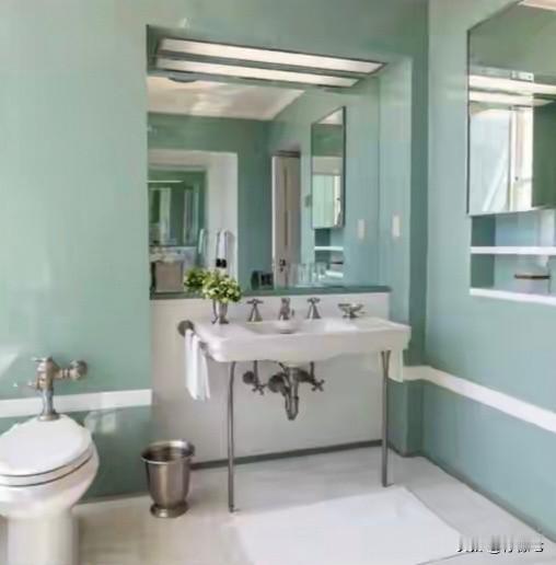 特朗普晒“总统马桶专座”‼️网友调侃：拉屎也能实时监工！
日美国前总统特朗普通过