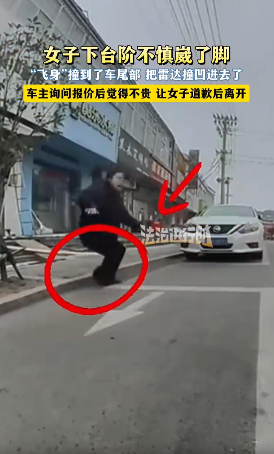 安徽，一男子把车停在路边，坐在车里等朋友，突然车尾传来“嘭”的一声闷响，车身也跟