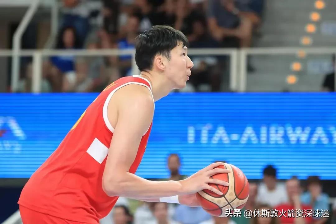 周琦继续代表中国男篮出征今年亚洲杯，可以说周琦依旧是中国男篮领军者，未来也许杨瀚