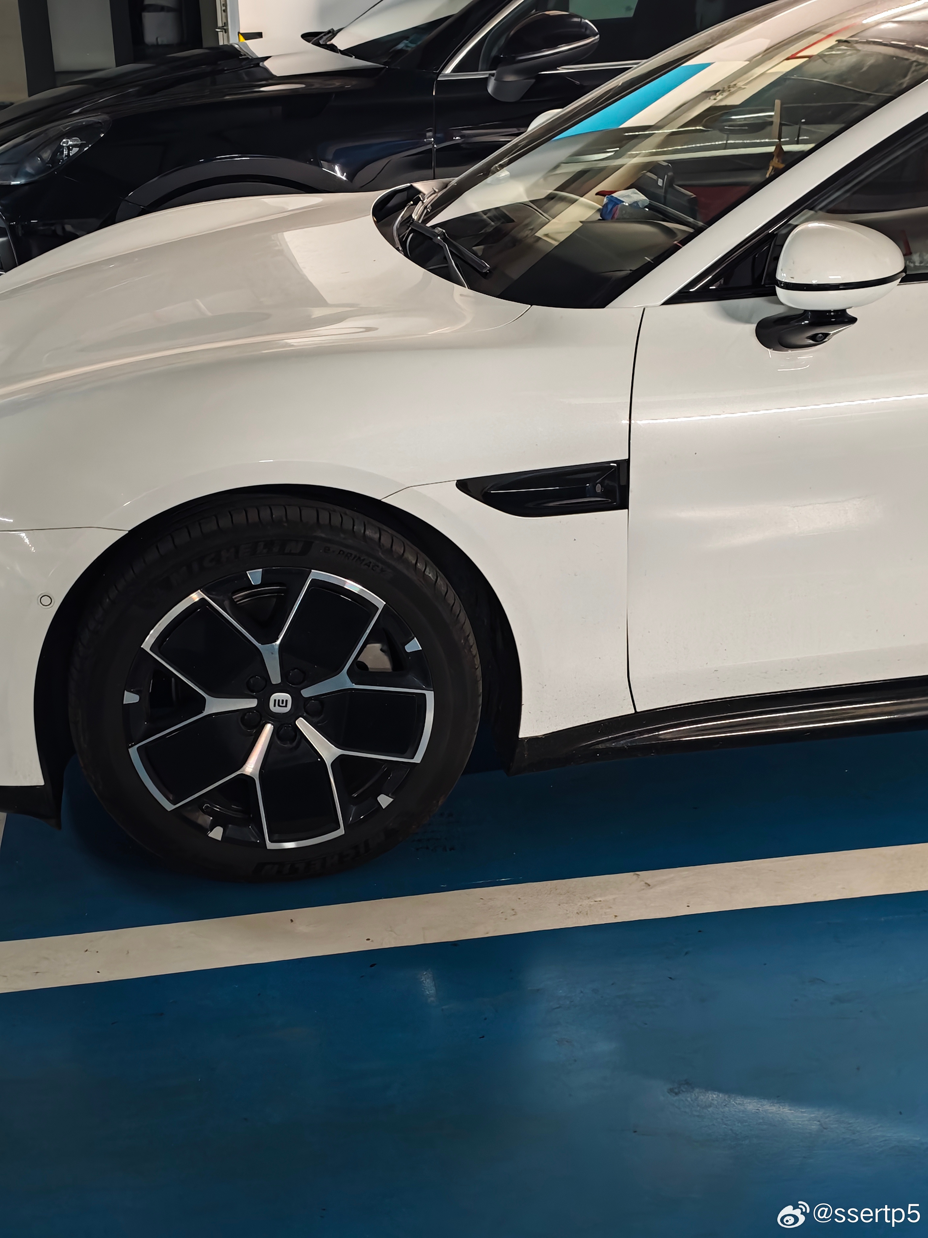 SU7的车头，并不算长。它就是纯粹设计到位了而已。而有些车头实际很长，但因为Co