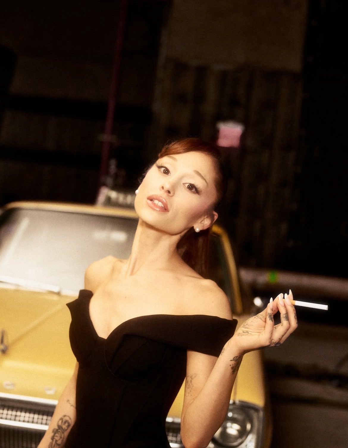 ArianaGrande 怎么在petal的mv里面又出现了一台车呢….难道说h