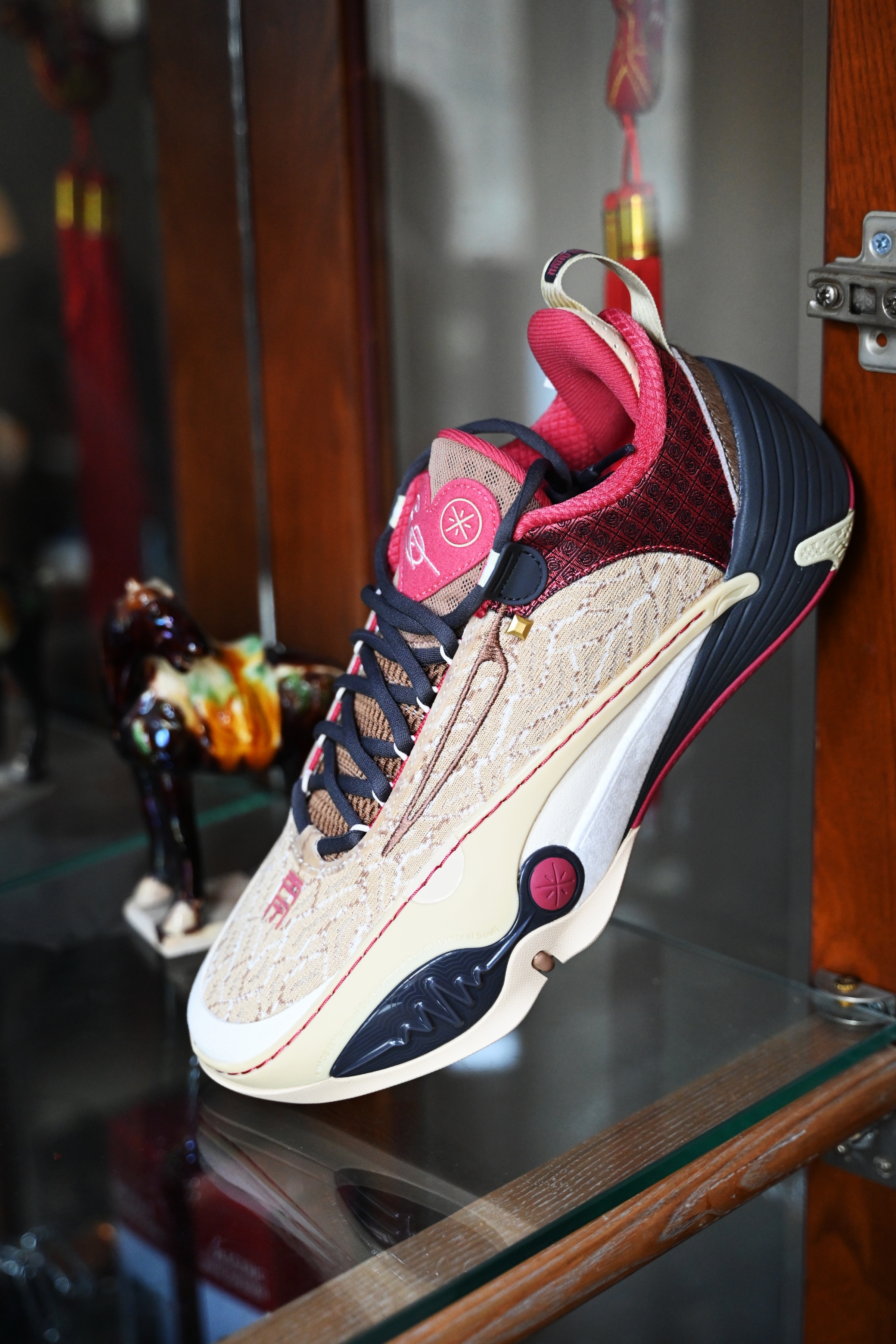 全城14 “马年”有着与韦德之道 12 “马年”近似的颜色 材质不同 颜色用的更