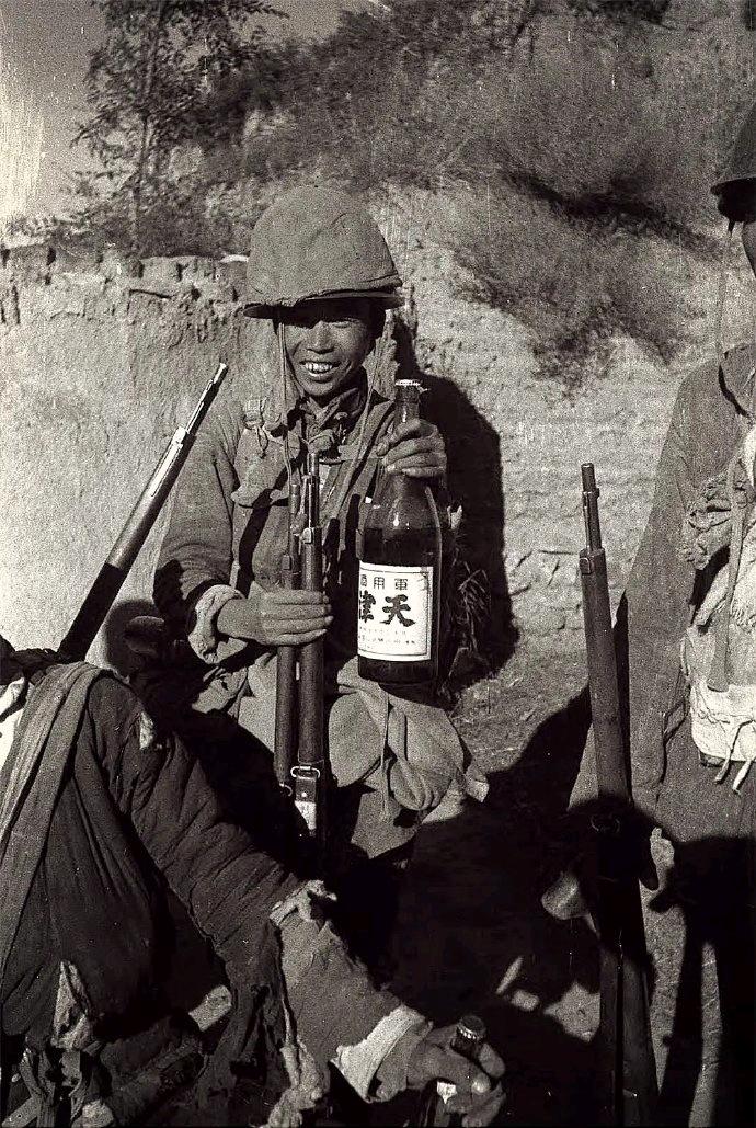 1939年，正在清点战利品的八路军缴获一门木头做的假炮，刚想要烧了，旁边的杨得志