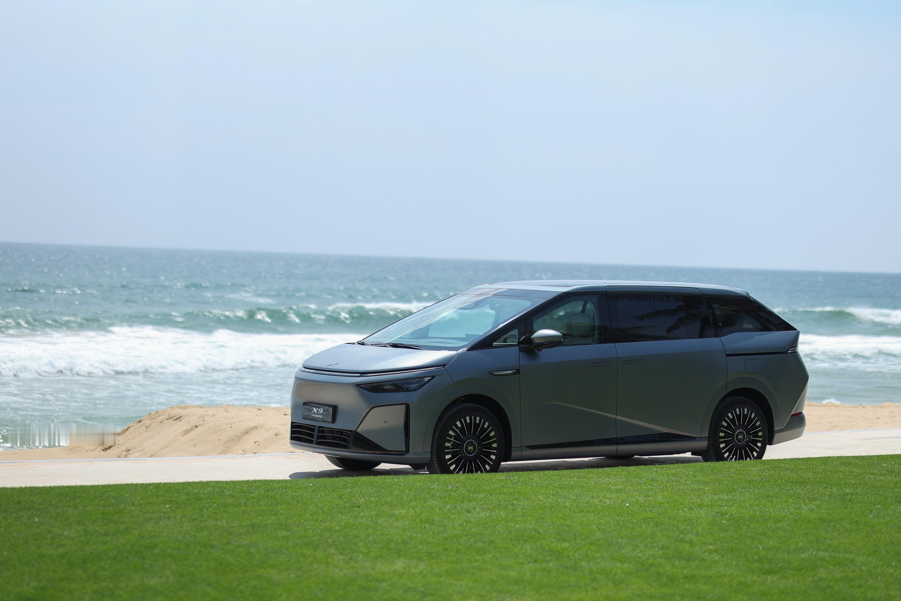 小鹏X9超级增程确实懂家庭用车需求。452km纯电续航够市区跑一周，1602km