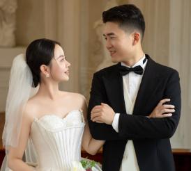 在上海街头，一位父亲被问到女儿不结婚怎么办，他说：“我挣的钱，死了全给她，她也能