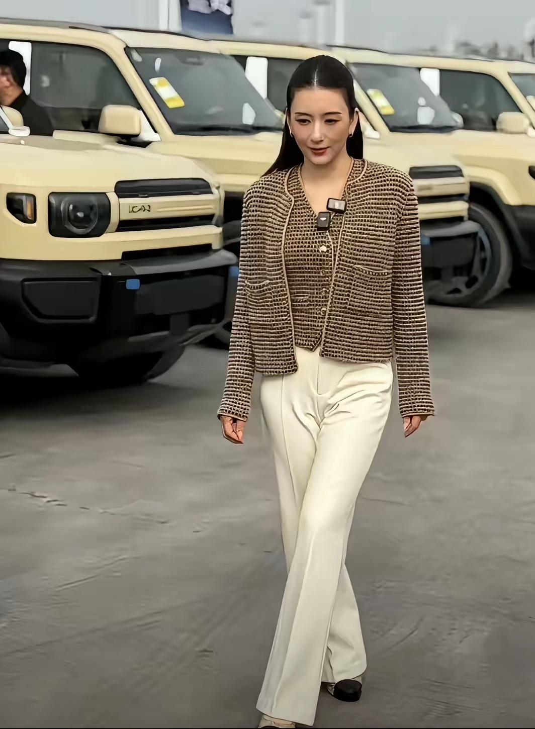 下了直播间才发现，方媛并没有网上看到的那么年轻啊。38岁又生完三胎，眼神的疲惫和