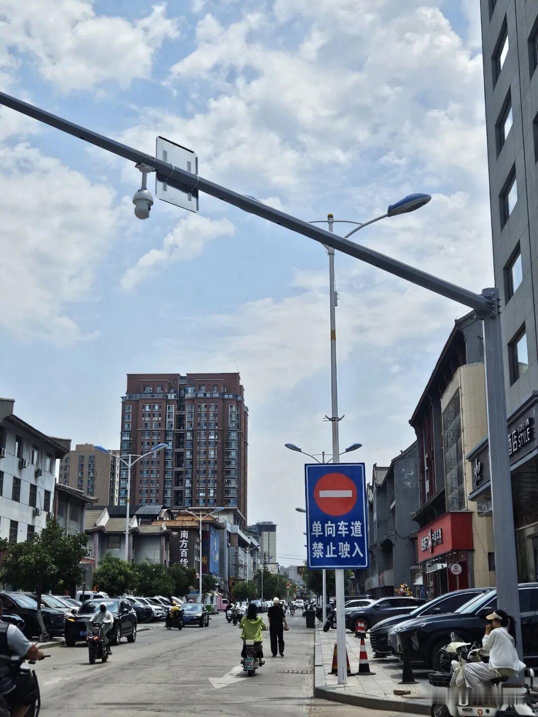 洪洞莲花城南北两条道路均为单行道，北侧牛站西街（工贸南门）、南侧估依街（民政局路