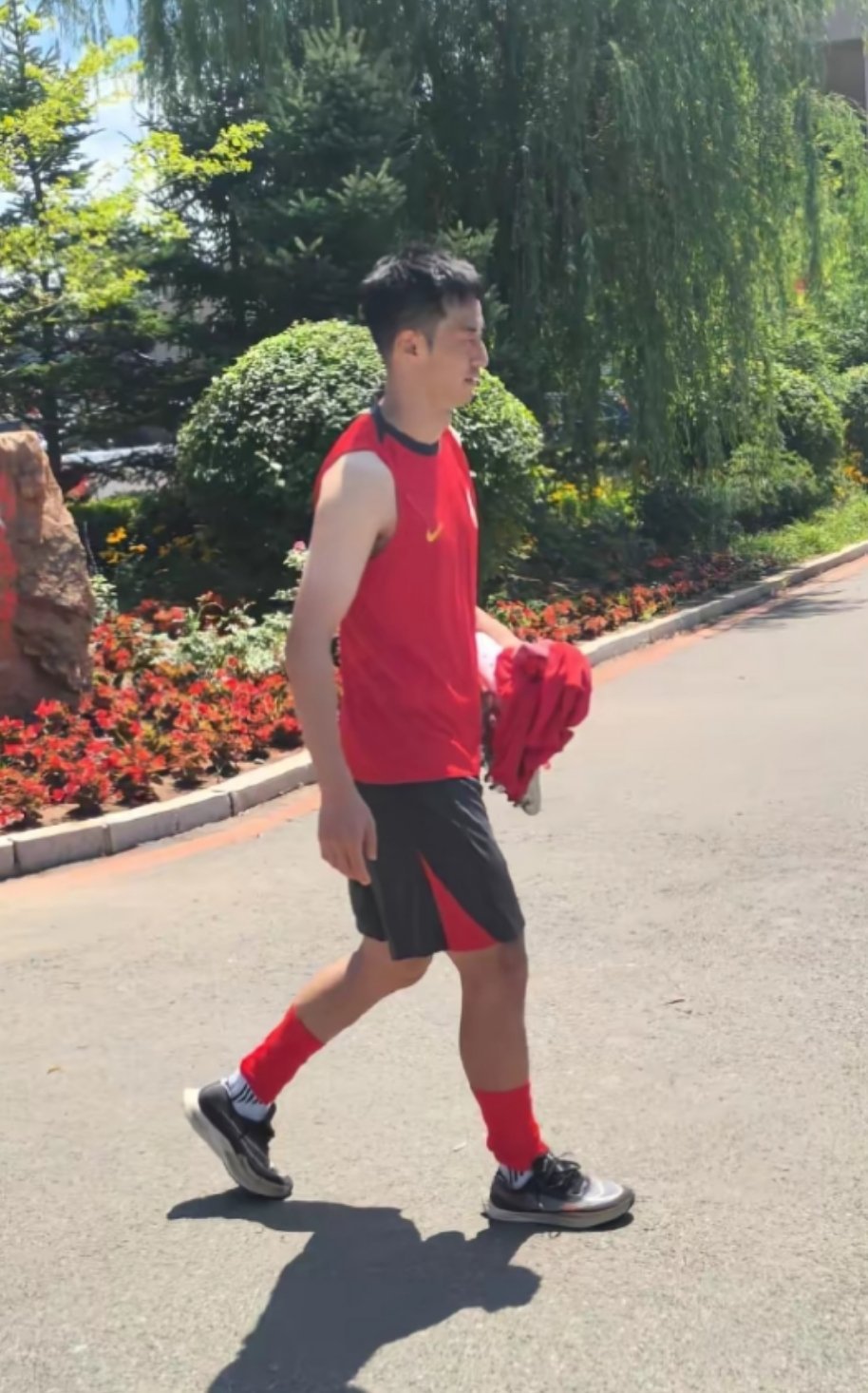长春亚泰队球迷供图，夏窗租借到长春亚泰队的泰山队球员彭欣力已经到队参与训练了，祝