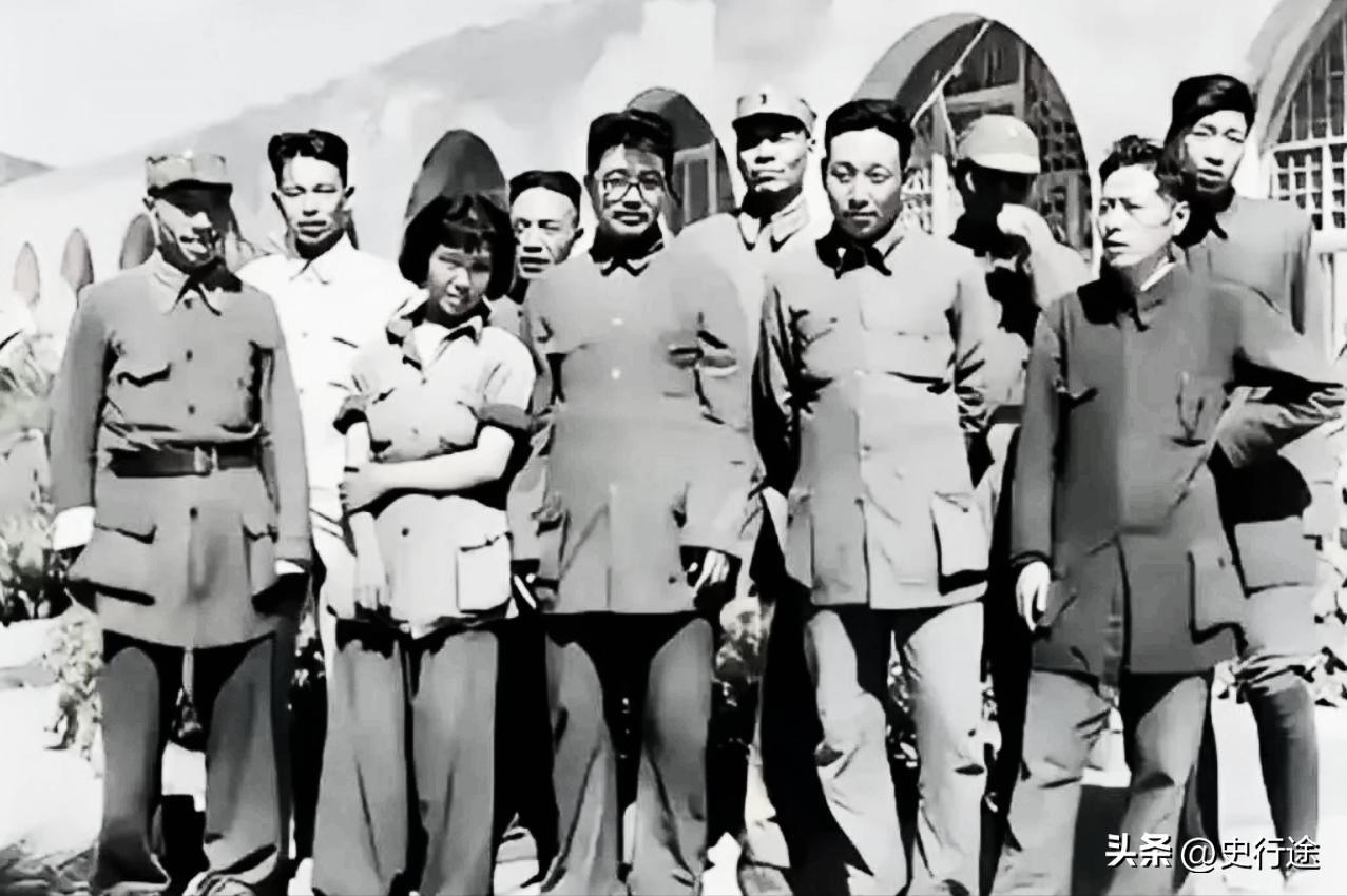 1942年延安婚礼现场，别人穿戴齐整而来，唯独主角薛明挽着袖子一脸错愕。


一