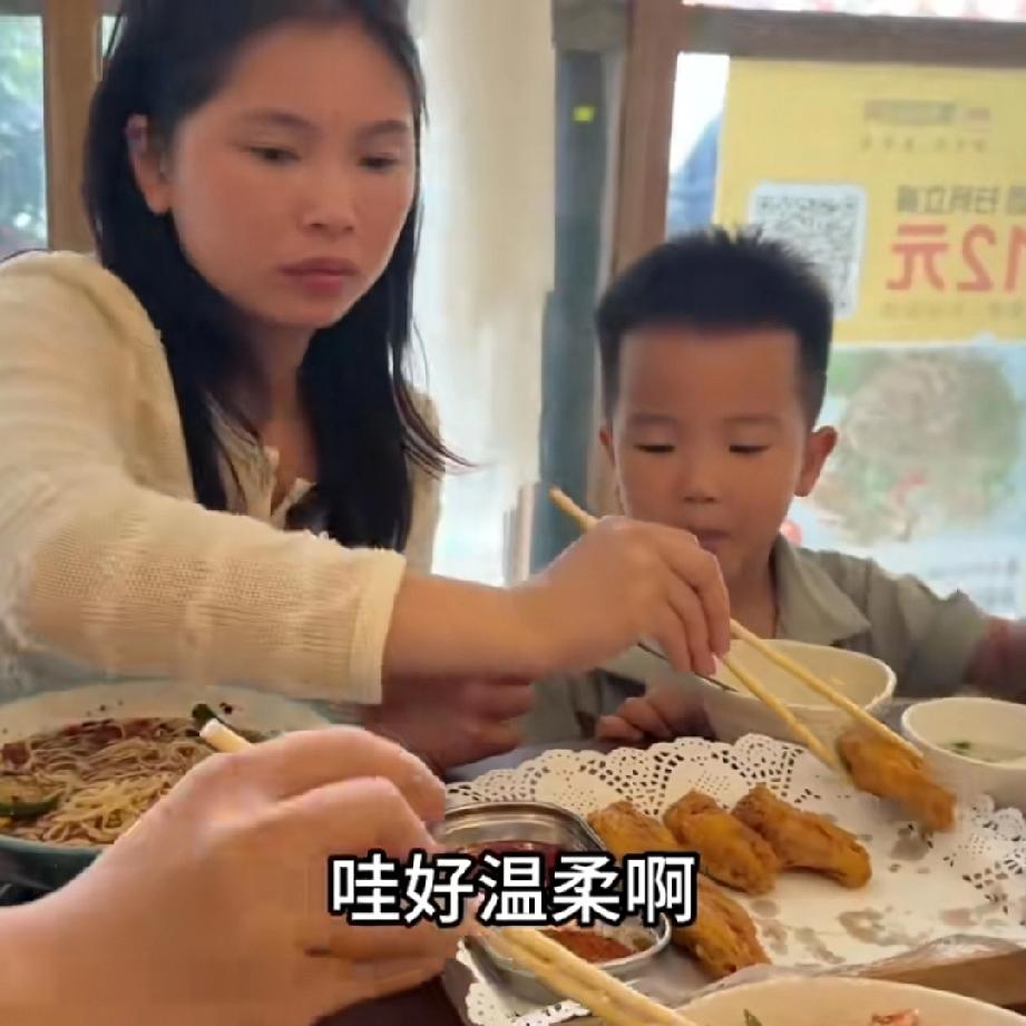 小潘和小秋带着老丈人小叔和小舅子媳妇一起来到了中国云南河口。大家都说为什么没有看