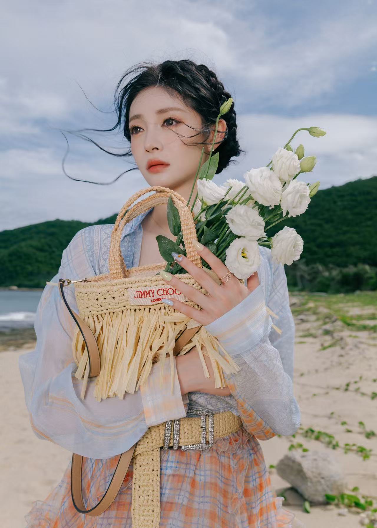 周洁琼海盐芝士妆海盐味的周洁琼好漂亮 编发的弧度被风吹乱了一点反而更灵动。海盐芝