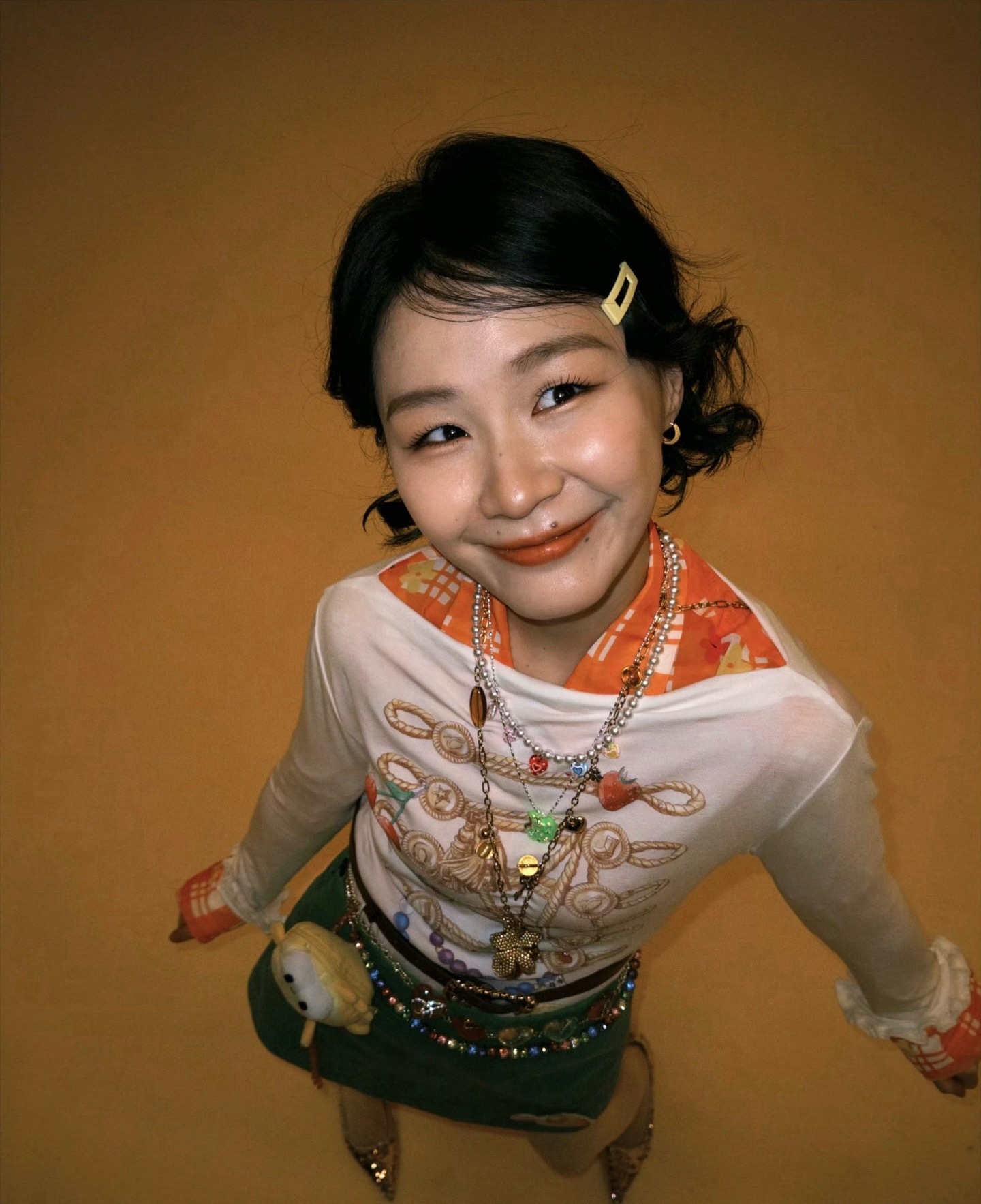 金靖多巴胺写真，拍摄角度很刁钻，但胜在她面部表情丰富，拍出效果挺鬼马少女。金靖现