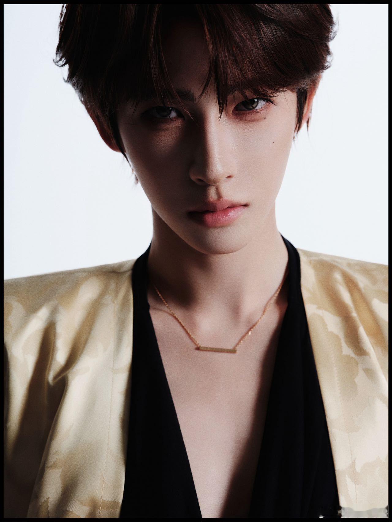 刘宇黄金时代爵士高定微博视界大会出发图好惊艳！一一袭纪梵希古董高定，鎏金元素质感