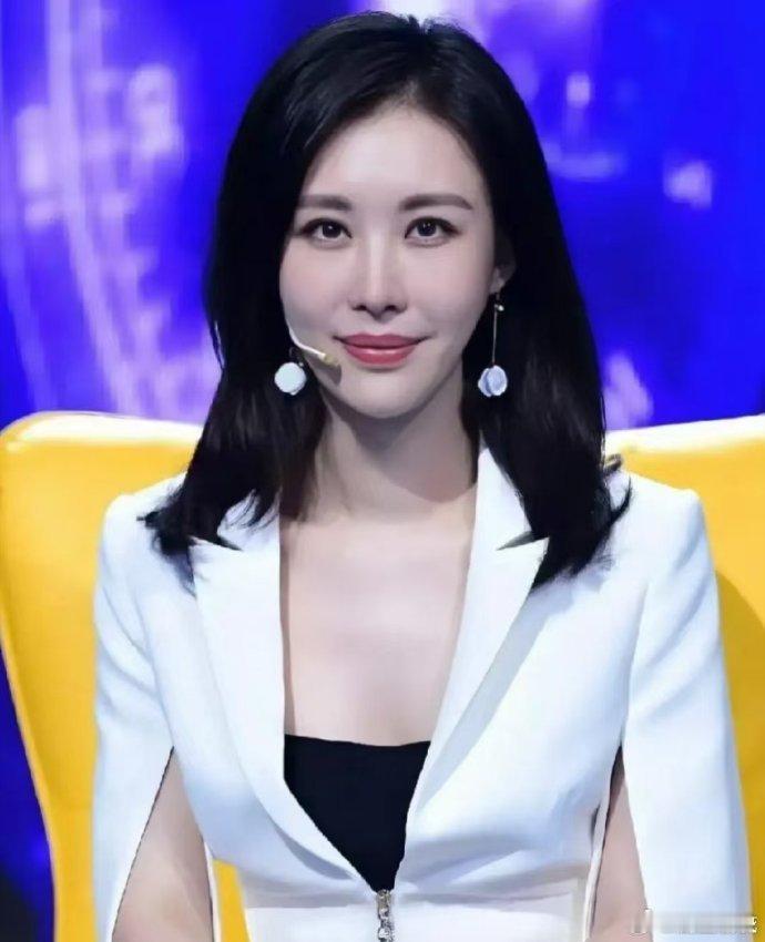 田朴珺的鲜活在于野草般的生命力。不完美却真实，把争议当台阶，用韧劲将野心走成宽路