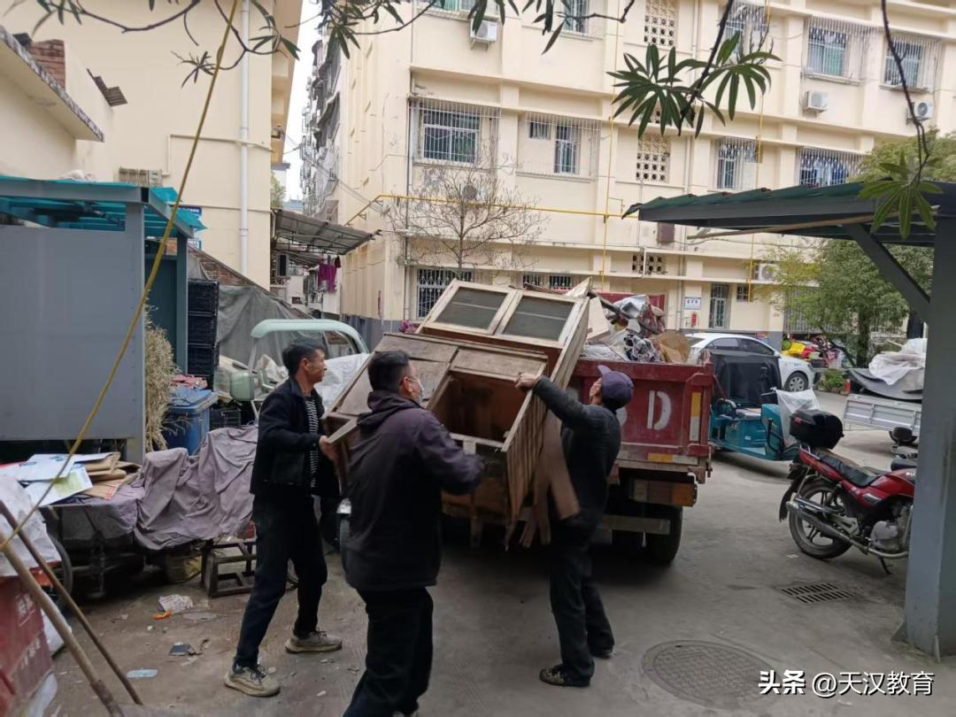 近日，汉台区中山街办将坛社区网格员在日常巡查中发现，辖区内一户居民在楼下公共区域