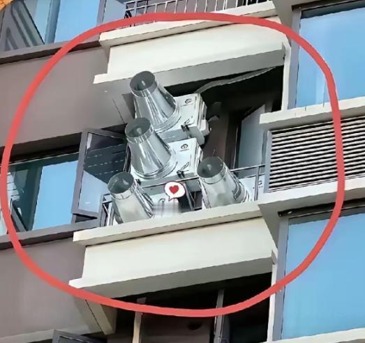 安徽一男子出差回家，刚进屋就觉得闷得喘不上气，赶紧推开窗透气，结果一眼瞥见对面楼