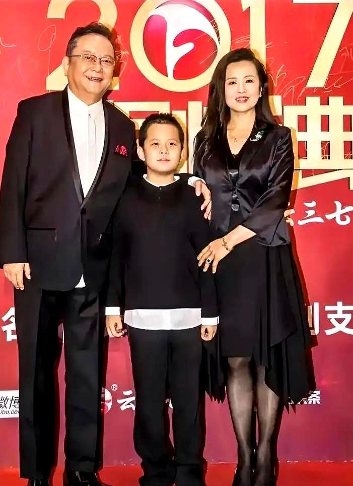 77岁本该是在公园遛鸟盘核桃的年纪，老戏骨王刚却还得拖着大行李箱满世界赶通告，为
