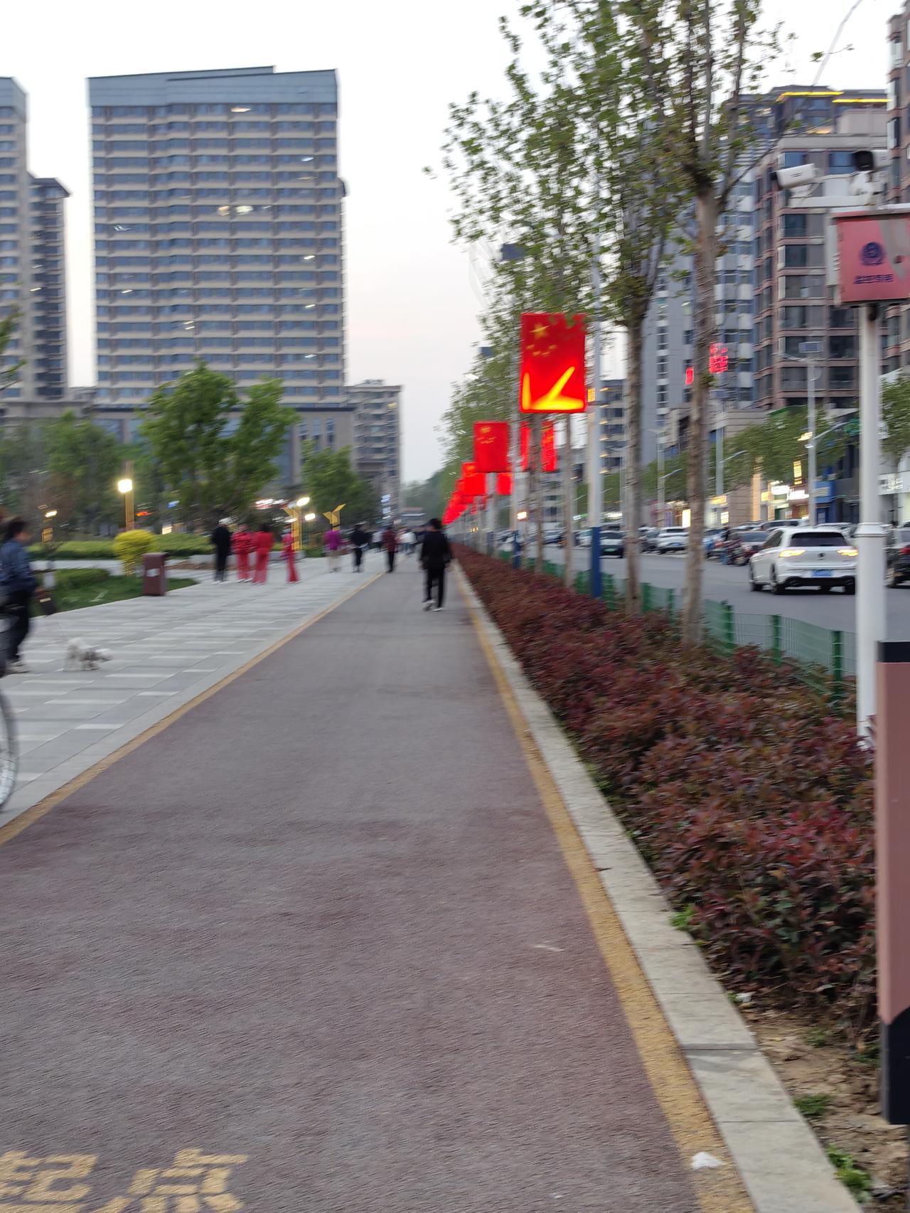 今天早上在市民公园走路一小时，行程7.5公里，走完身体特别舒服，这个习惯治好了我