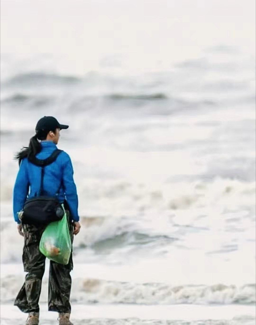 汤唯带着女儿在国外享受度假时光，她晒出的海边背影照尽显松弛感，8 岁的 Summ