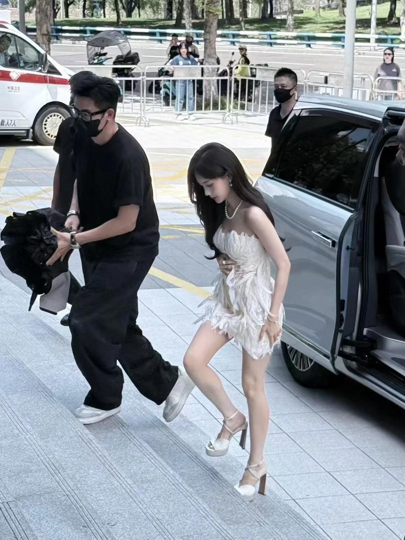 李一桐女神美貌在发光李一桐原相机李一桐原相机生图刷屏，每一张都美得自带光晕。眼眸