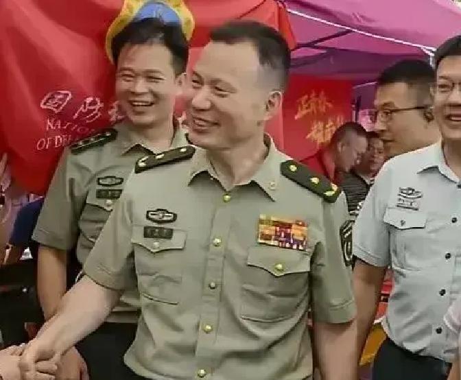 国防科大此番换帅格外耐人寻味，新任校长雷勇军履新后的首个动作十分出圈，没有召开就