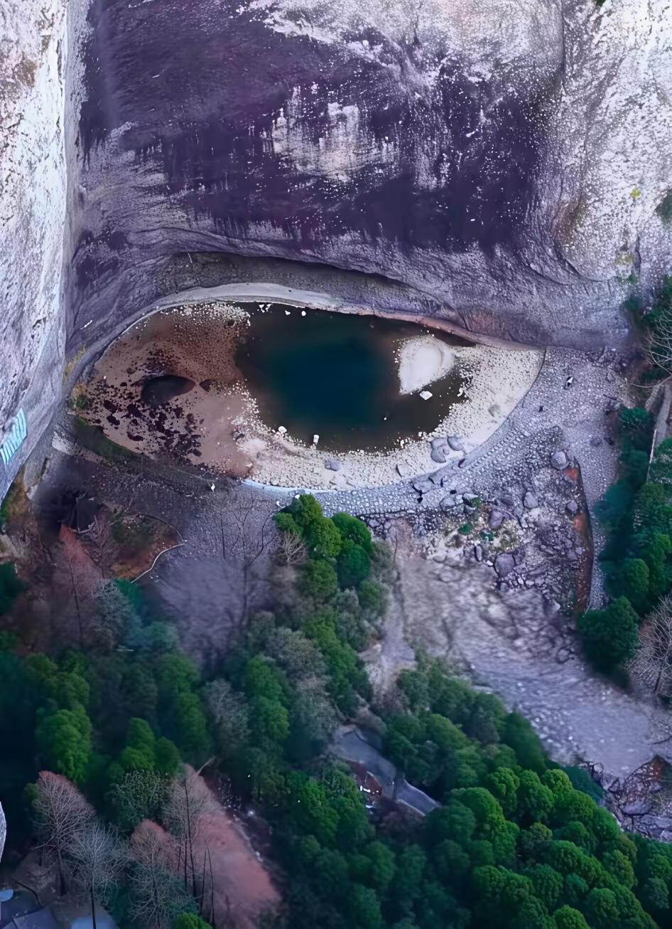 突然火了！浙江一景区惊现奇观
来源：台州晚报
近日，浙江温州雁荡山大龙湫景区一段