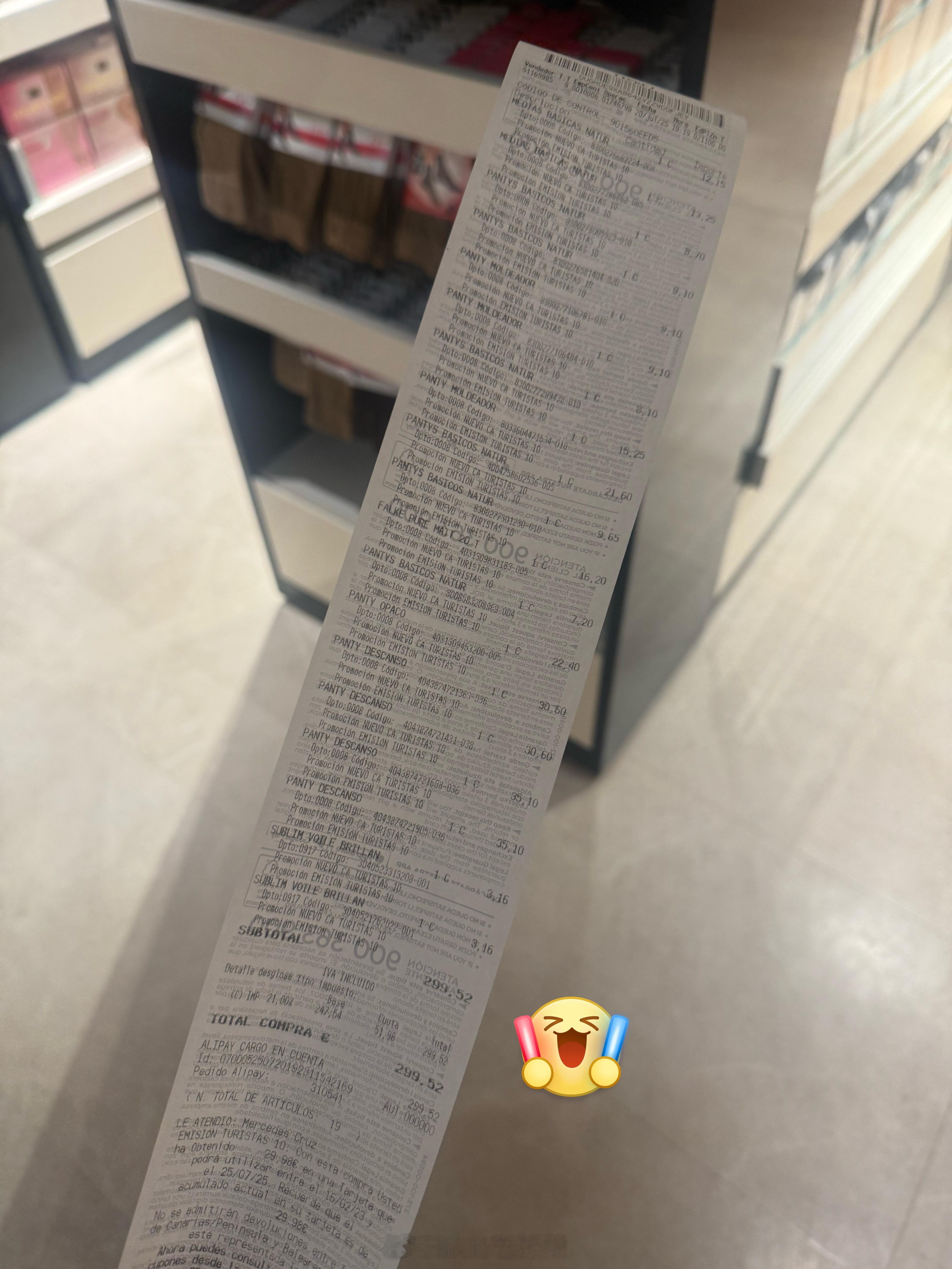 最后一天在马德里闲逛买了2500的丝袜[允悲] ​​​