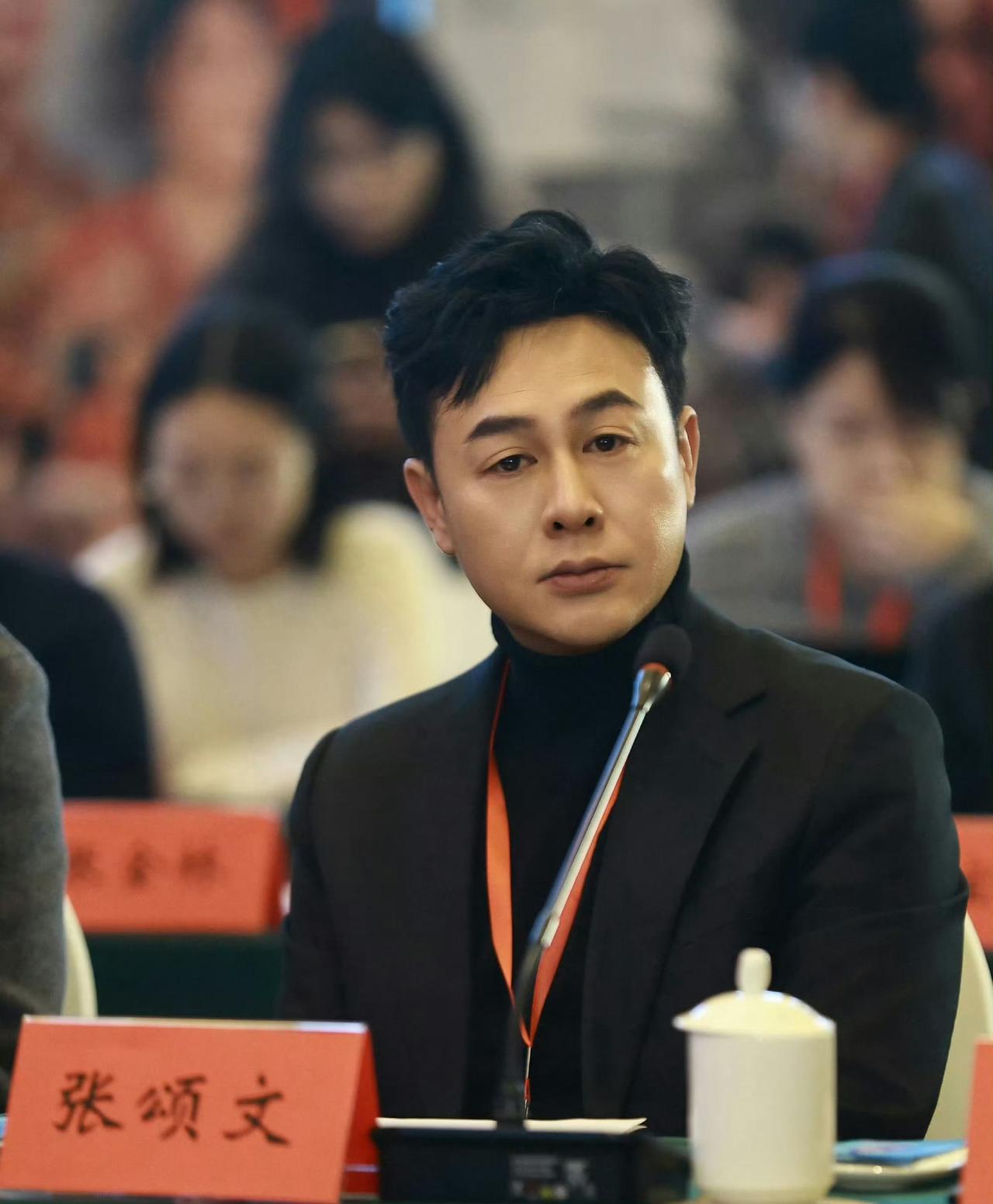 张颂文看起来好像变了，
不只是气质这一方面，
他现在每次一出来，我就觉得他好像变