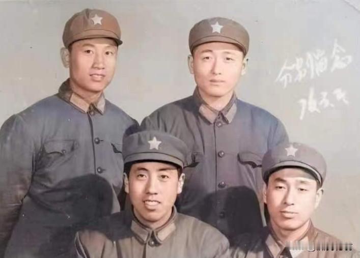 一九七六月三月退伍季，我们有两个超期服役的老兵要退伍返乡，左前是七零年辽宁朝阳北