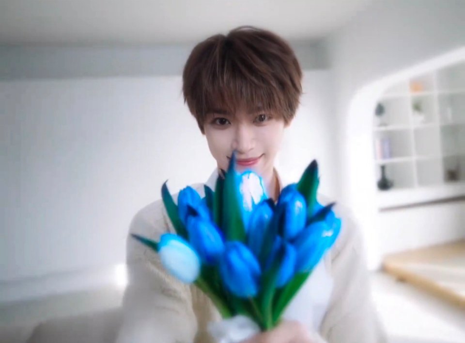 从拿出到害羞低头这两帧我真的反复看了好多好多遍，就是那种他心里很清楚这束花的意义