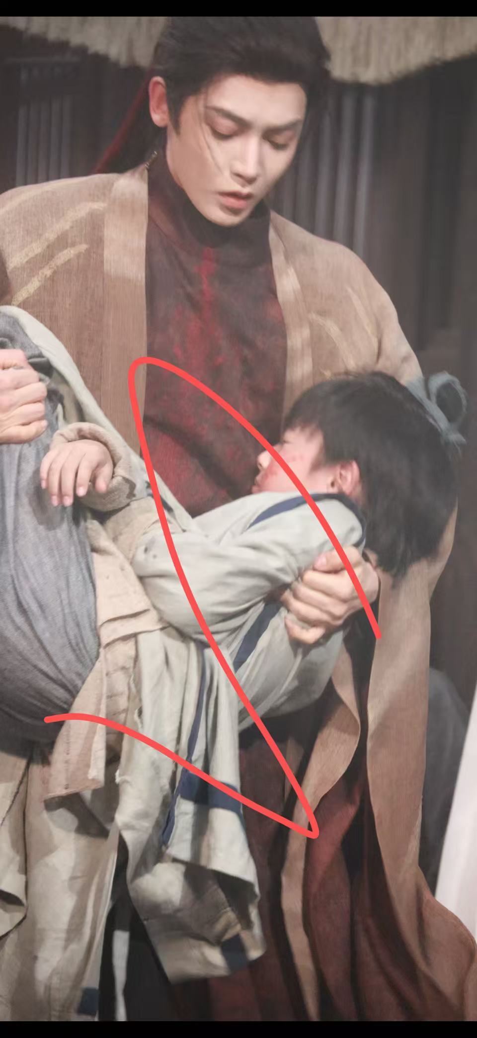 等我小了我也要侯明昊这么抱我 ​​​