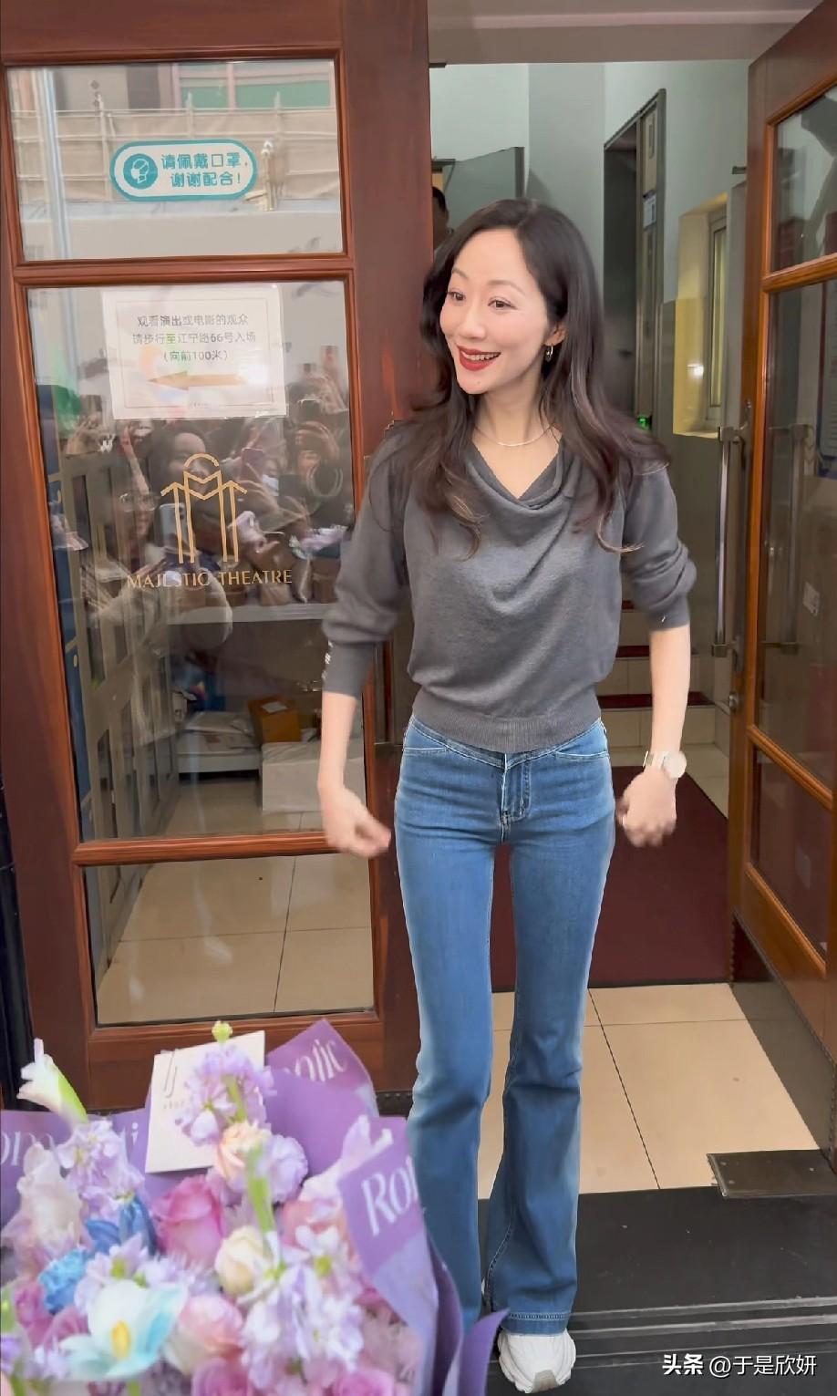 韩雪这状态，真的让同龄人看了都要嫉妒！
近日，她现身上海美琪大戏院，刚走出门口就