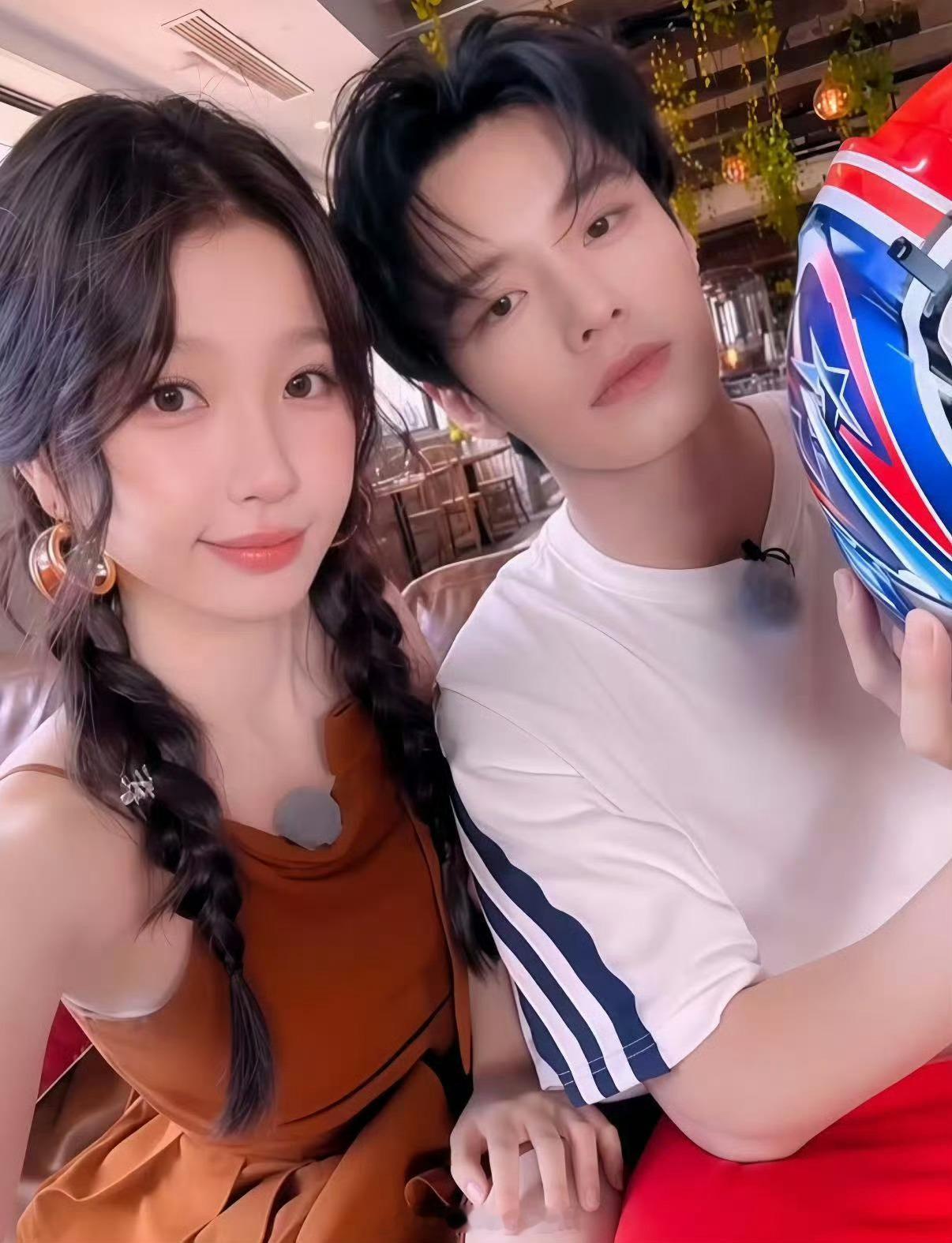 双轨团综有韩综那味了韩系妆造真的很有味道，虞书欣和何与的互怼互护也太甜了吧！我爱