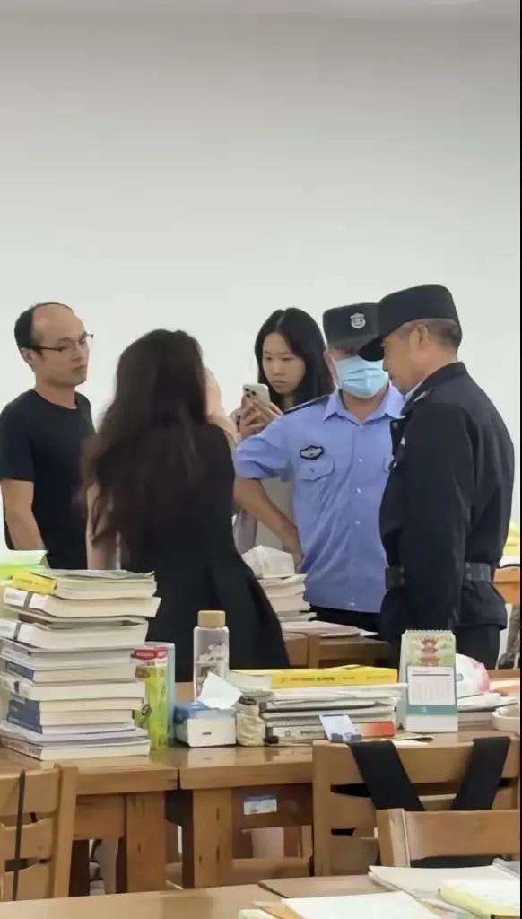 培训机构里出事了。

老师和女学生的事，被人从内部曝出来了。

老婆直接打上门。