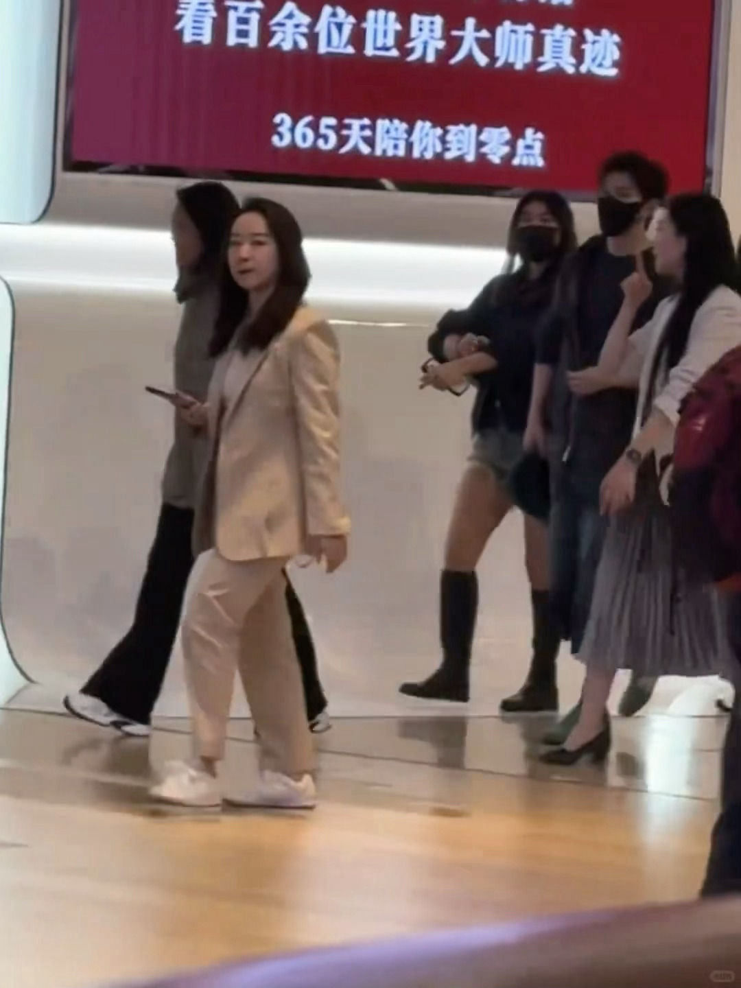 网友南京美术馆偶遇邓为 德基和Dior高管陪同看展，潮男邓为身上自带的审美艺术感