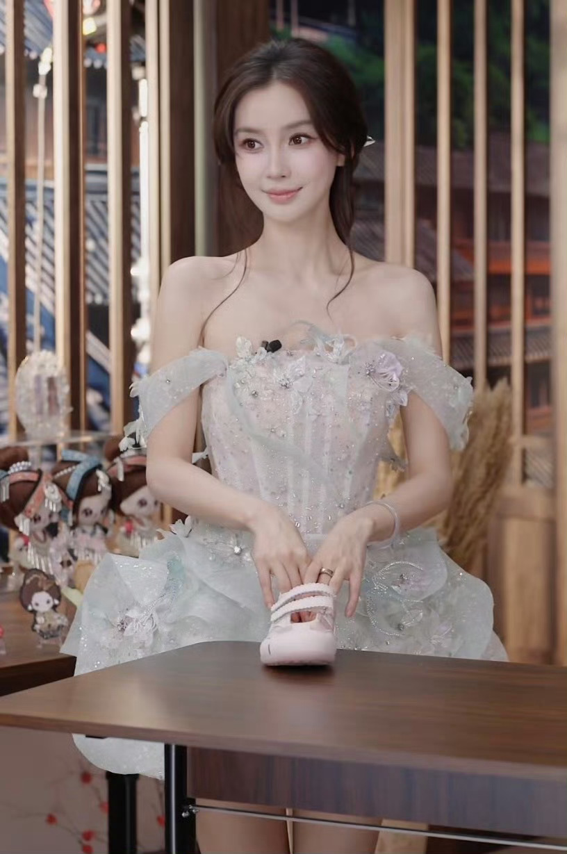 Angelababy｜红蜻蜓品牌直播品牌代言人Angelababy身穿Hacch