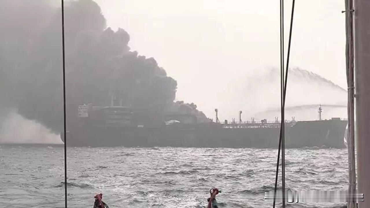 【美伊互袭油轮】
    IRGC海军司令阿兹马伊：为回应美军封锁霍尔木兹海峡，