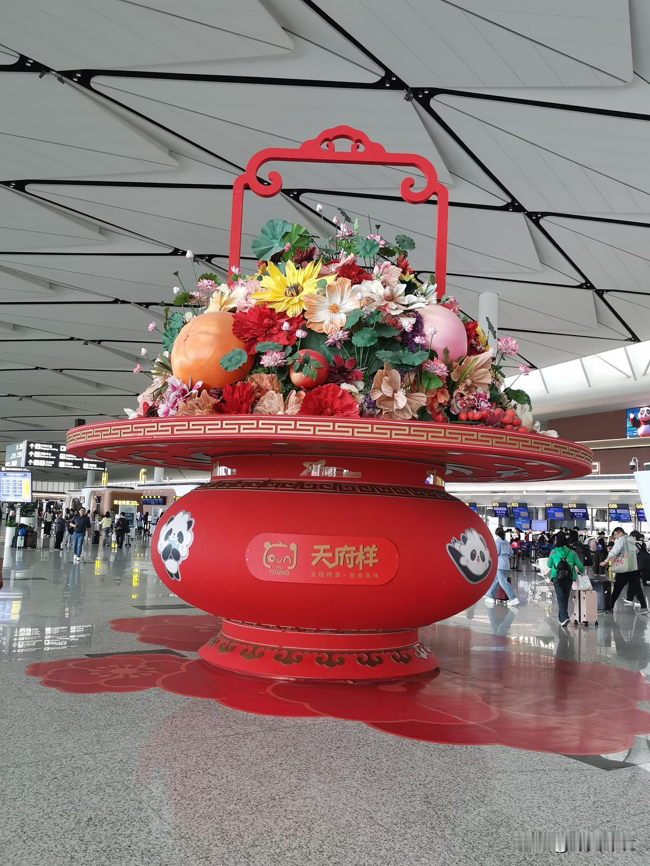 花篮

在中华文化中，花篮寓意极佳，象征着吉祥、喜庆与丰收，常现身于节日庆典、婚