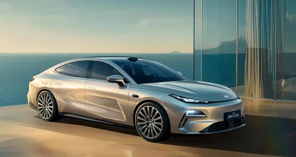 日前，吉利银河星耀8远航家系列官图发布，预计售价16-18万元。新车外观新增日照