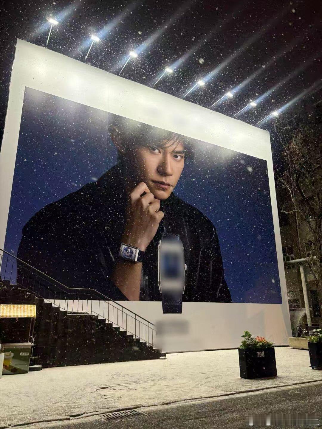 当大雪遇见易烊千玺 大雪和易烊千玺的适配度直接拉满！白茫茫雪地配深蓝背景，雪花飘