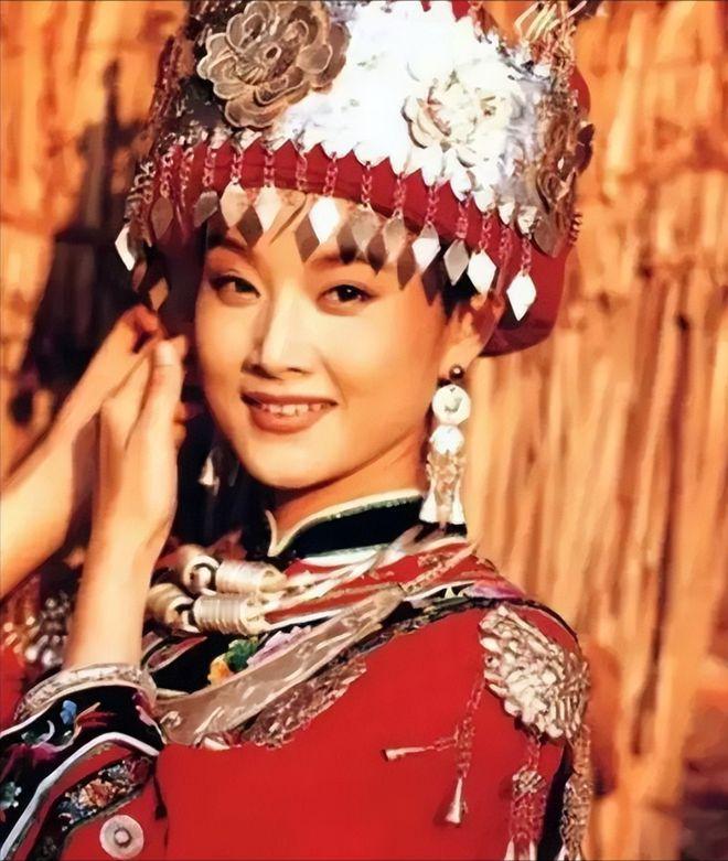 1996年，宋祖英亲手把年仅18岁的小保姆送进了监狱，一判就是12年，而这个保姆