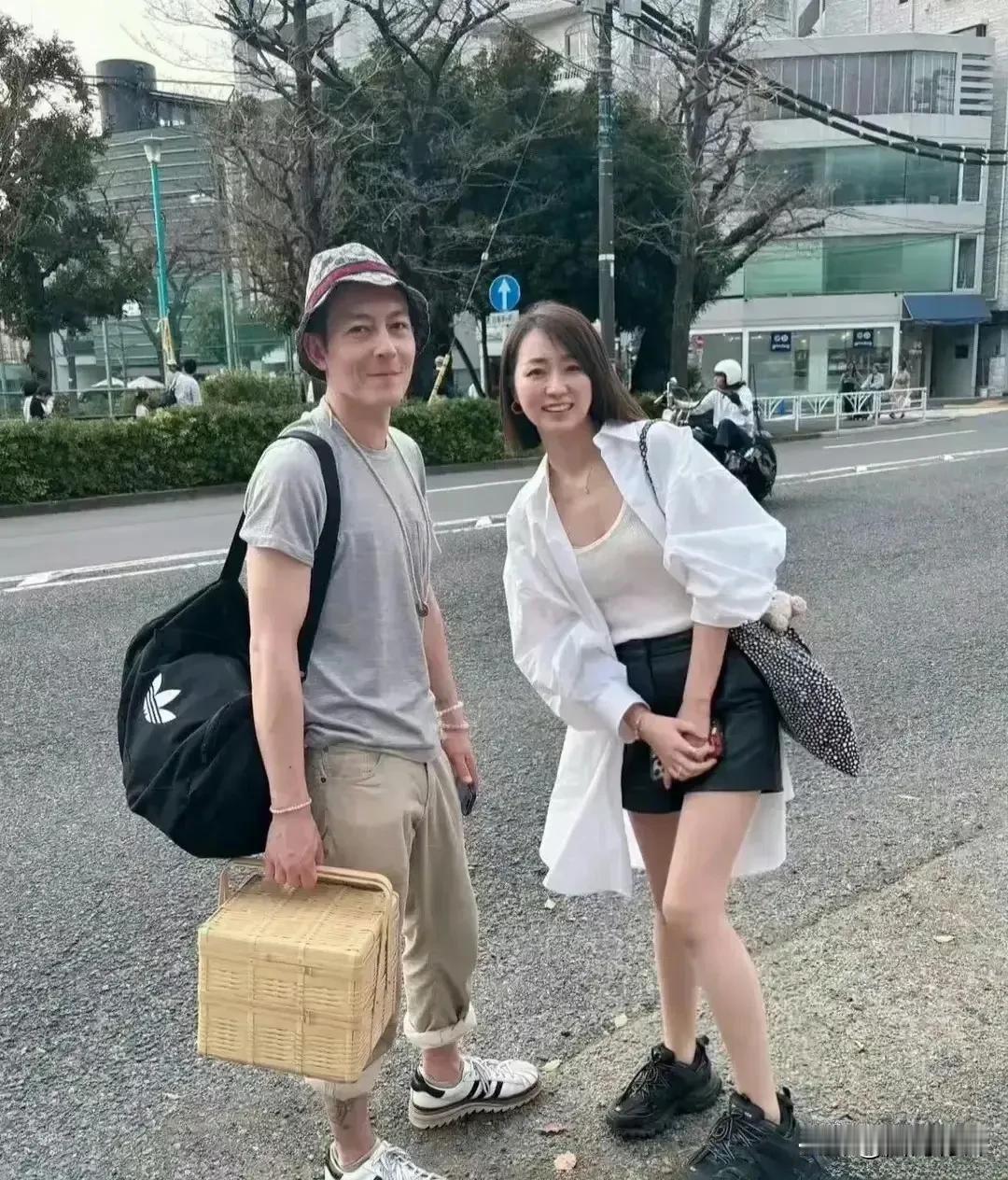 陈冠希一家三口公园春游，好惬意的生活！
想当初陈冠希可是娱乐圈响当当的风云人物，