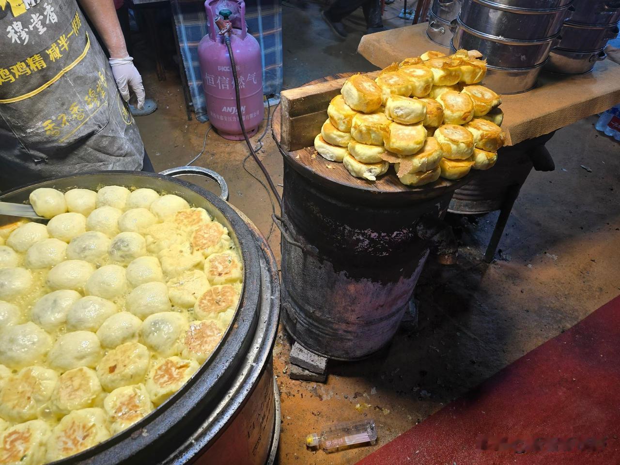 凤翔美味水煎包子出炉啦蒸的小笼包子 早餐灌汤小笼包 蒸鲜小笼包 蒸包小笼包 馅小