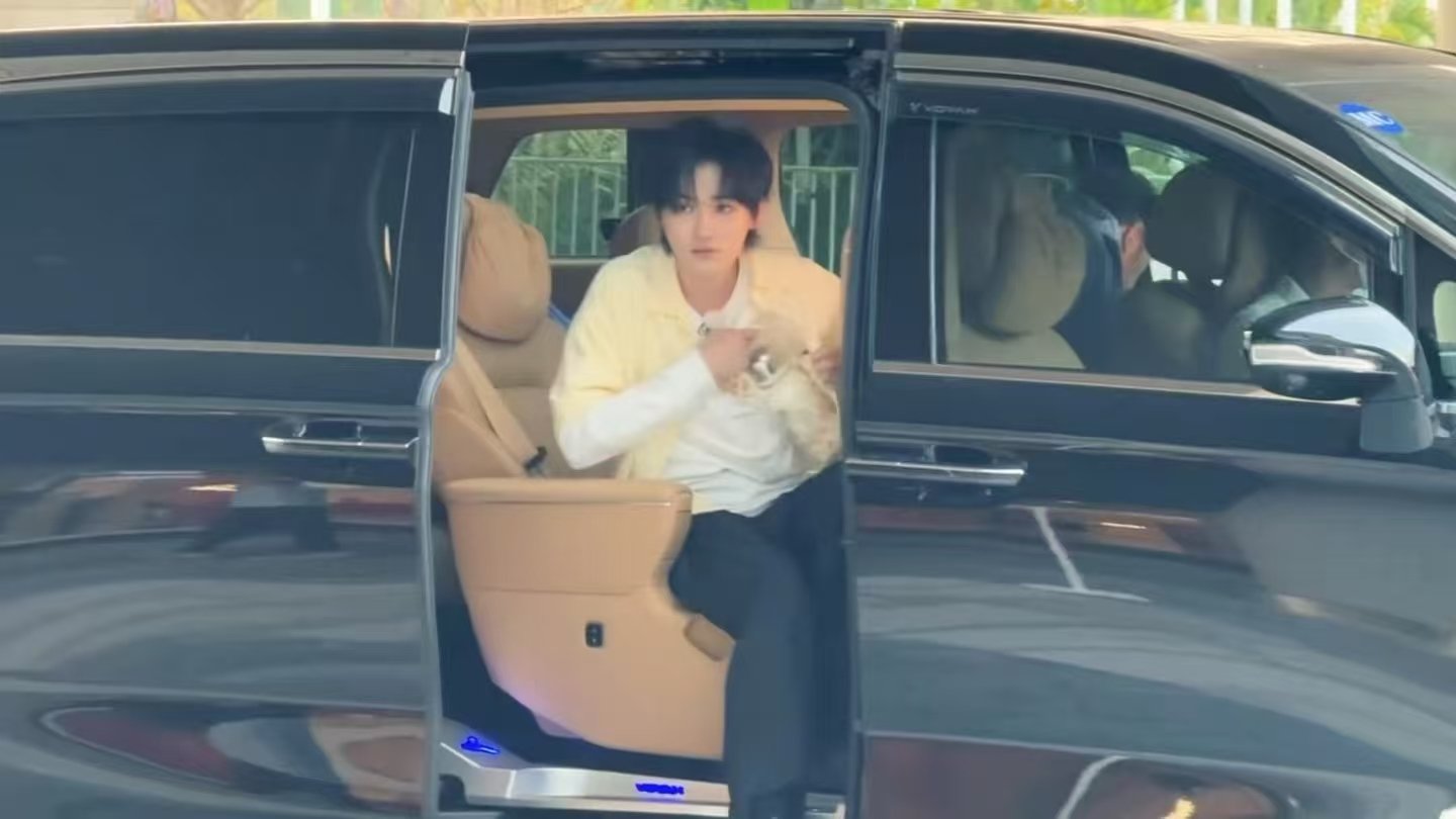 宋亚轩怕粉丝担心宋亚轩下车前把保温杯藏到怀里宋亚轩怕粉丝担心！ 